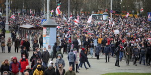 Menschen bei Protesten auf den Straßen von Minsk