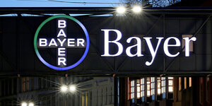 Das Bayer-Kreuz am Werk in Wuppertal leuchtet in der Dämmerung. Bayer baut sein Geschäft mit Zell- und Gentherapien mit der Milliardenübernahme des US-Unternehmens Asklepios BioPharmaceutical aus.