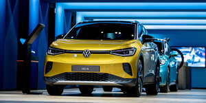 Niedersachsen, Wolfsburg: Das neue Volkswagen-Elektroauto ID.4 steht bei einem Pressetermin in einem Showroom in der Autostadt.