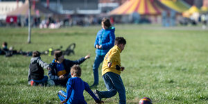 Kinder spielen Fußball auf dem Tempelhofer Feld