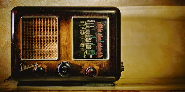 Ein altes Radio mit Drehknöpfen.