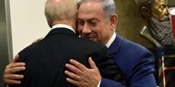 Benjamin Netanjahu und Joe Biden umarmen sich