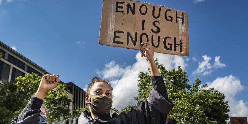 eine Demonstrantin auf einer black-lives-matter demo in hannover