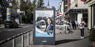 EinWerbeplakat für die Straßenbahn auf einer straße