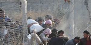 Syrische Flüchtlinge überqueren die Grenze zur Türkei