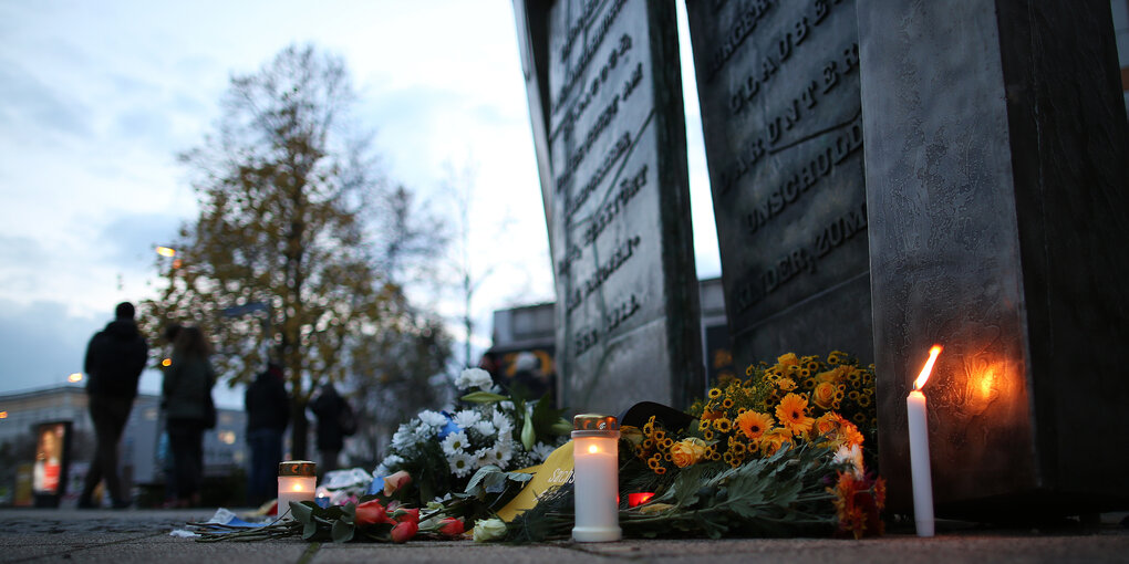 Blumen und Kerzen vor einer Synagoge