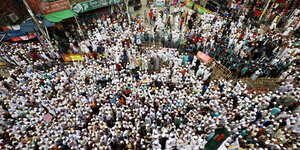 Demonstration in Dhaka - Hunderte Muslime mit weißer Kopfbedeckung aus der Vogelperspektive.