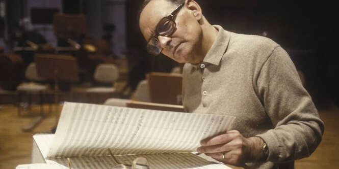 Ennio Morricone dirigiert mit dem Taktstock