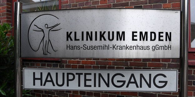 Schild am Haupteingang des Klinikums Emden