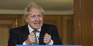 Boris Johnson angespannt am Rednerpult