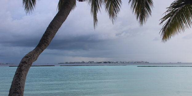 Blick von der Malediven-Insel Vihamanaafushi