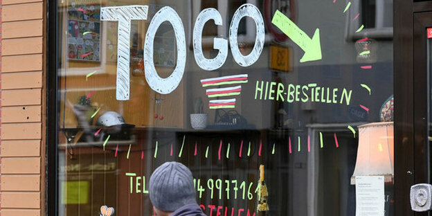 Auf dem Bild ist ein Fenster zu sehen, auf dem in Großbuchstaben "TO GO" steht