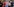 Wähler warten in einer Schlange um ihre Stimme abzugeben