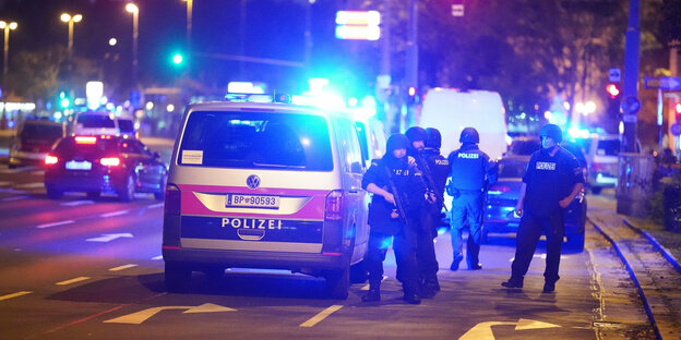 Polizisten in der Nacht in Wien
