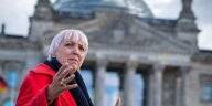 Claudia Roth steht vor dem Deutschen Bundestag