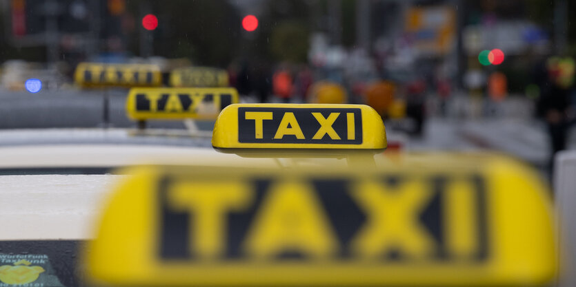 Taxischilder auf dem Dach von Taxis