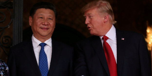 Donald Trump redet auf Xi Jinping ein.