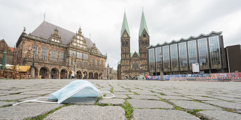 Maske liegt auf dem Bremer Marktplatz