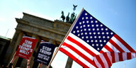 Man sieht die amerikanische Flagge vor dem Brandenburger Tor in Berlin