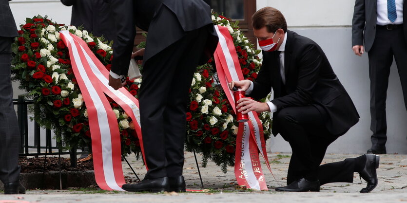 Kanzler Sebastian Kurz bei der Kranzniederlegung im Tatortsbereich des Terroranschlags in Wien