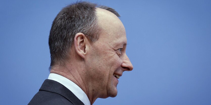 Friedrich Merz im Profil vor blauem Hintergrund