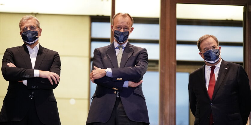 Norbert Röttgen, Friedrich Merz und Armin Laschet stehen mit Mund-Nasenbedeckung nebeneinander