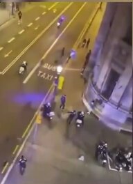 Polizei an einer Straßenecke, von weit oben gefilmt Polizei an einer Straßenecke, von weit oben gefilmt
