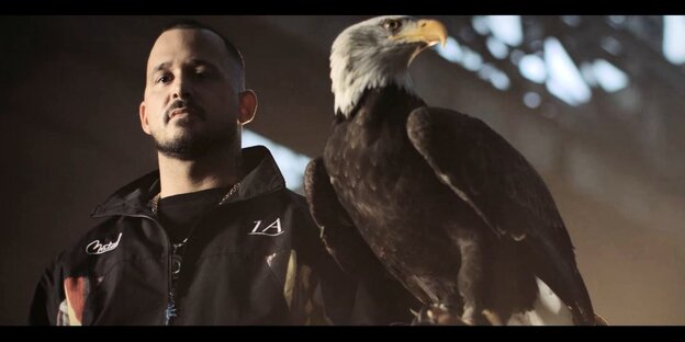 Rapper Cahmo mit einem Seeadler Rapper Cahmo mit einem Seeadler