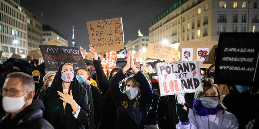 Mehrere hundert Menschen protestieren in Berlin vor dem Brandenburger Tor gegen das polnische Abtreibungsgesetz.