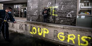 Schmierereien an einer Gedenkstätte für die Opfer des Genozids an den Armenier*innen in Lyon