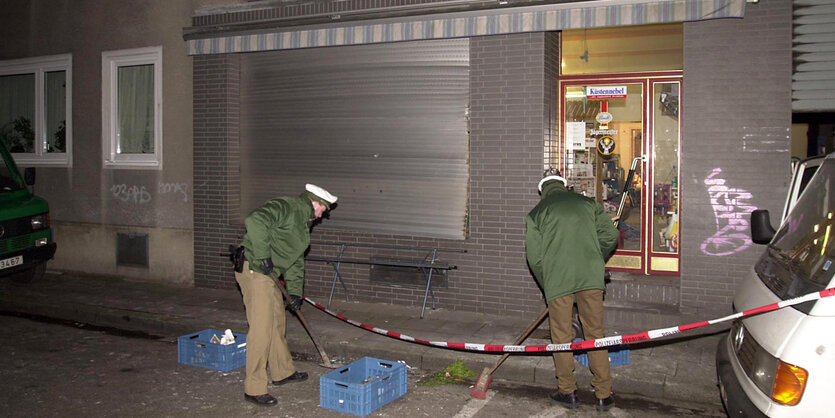 Ein zerstörtes Schaufenster eines Geschäftes