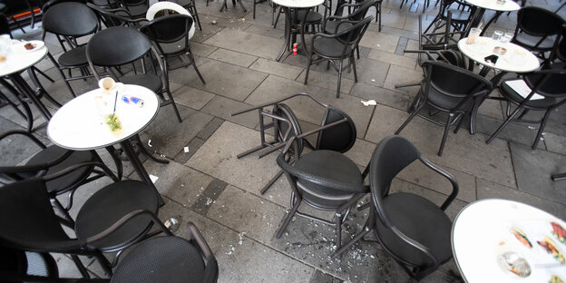 Halbleere Getränke und umgestüzte Stühle zeugen in diesem Café am Wiener Stepahnsplatz von dem überstürzten Aufbruch in der Ncht des Attentates