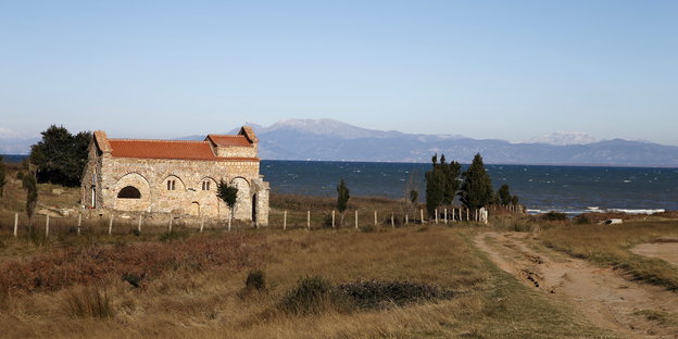 Blick auf eine Kirche in Küstennähe
