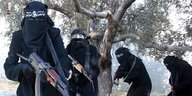 Frauen in Burkas mit Feuerwaffen