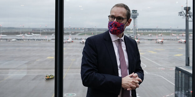 Der Berliner Bürgermeister schaut auf das Flugfeld des neuen Großflughafens