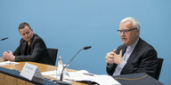 Das Foto zeigt Kultursenator Lederer und Erzbischof Koch bei der Pressekonferenz nach der Senatssitzung.