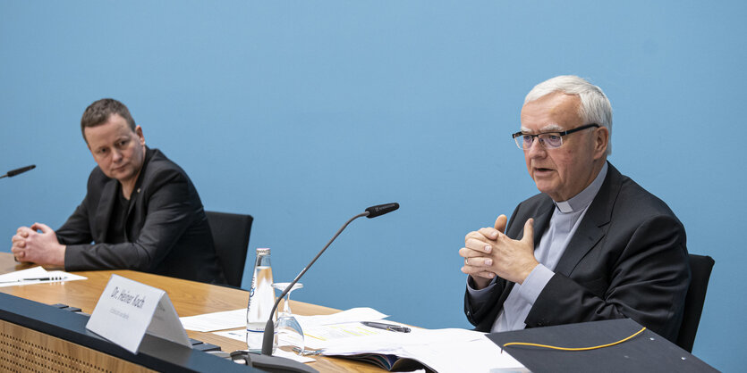 Das Foto zeigt Kultursenator Lederer und Erzbischof Koch bei der Pressekonferenz nach der Senatssitzung.