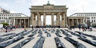 Protestaktion vor dem Brandenburger Tor in Berlin