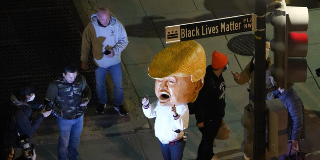 Black Lives Matter Demonstrant:innen auf einem Platz Black Lives Matter Demonstrant:innen auf einem Platz