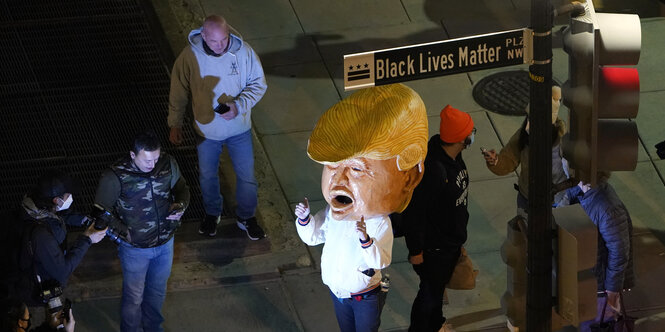 Black Lives Matter Demonstrant:innen auf einem Platz