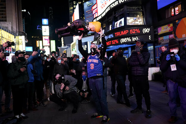 Ein Demonstrand in New York hält eine Trump Puppe hoch