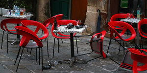 Tische und umgeworfene Stühle und Flaschen eines Lokals in der Wiener Innenstadt.