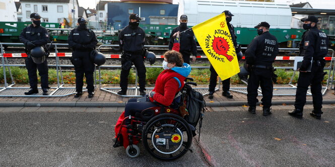 Demonstrantin mit Anti-Atomkraf-Fahnen vor dem Castor