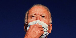 Joe Biden mit blauem Hintergrund