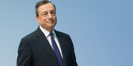 EZB-Chef Draghi steht vor einem hellblauen Hintergrund