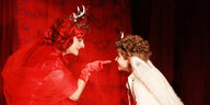 Rotgekleidete Märchenhexe verzaubert die Prinzessin