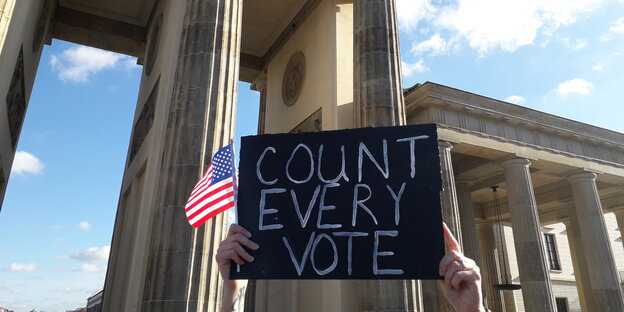 Man sieht ein Protestplakat mit der Aufschrift "Count every Vote"