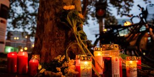 Blumen und Kerzen am Schwedenplatz, einem der Anschlagsorte in Wien