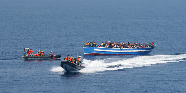 Flüchtlingsschiff im Mittelmeer