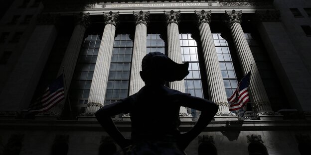 Eine Statue vor der New Yorker Börse in der Wall Street